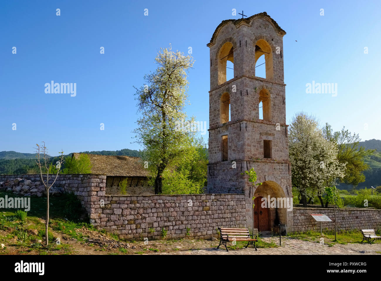 Albanien Qark Korca, Voskopoje, Kisha e Shen Merise, St. Mary's Church, Glockenturm Stockfoto