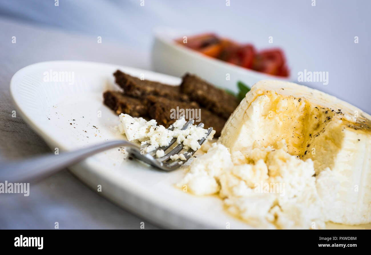 Ricotta Käse mit Honig und Brot auf dem Teller Stockfoto