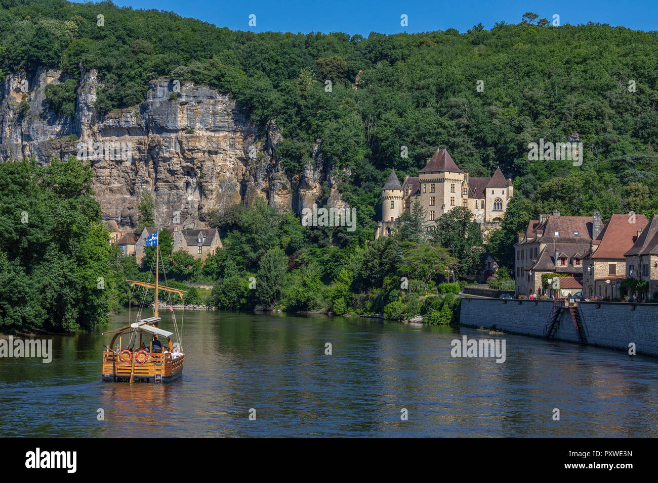 Das Dorf La Roque-Gageac, Chateau de la Malartrie und den Fluss Dordogne. Diese pictursque Dorf liegt im Département der Nouvelle - Stockfoto