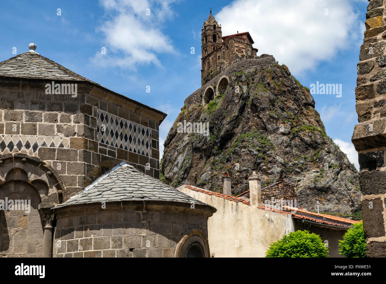 Die Kapelle von St. Michel - dAiguilhe in der Stadt Le Puy-en-Velay in der Auvergne-Rhone-Alpes, Südfrankreich. 969 auf einem volcani gebaut Stockfoto