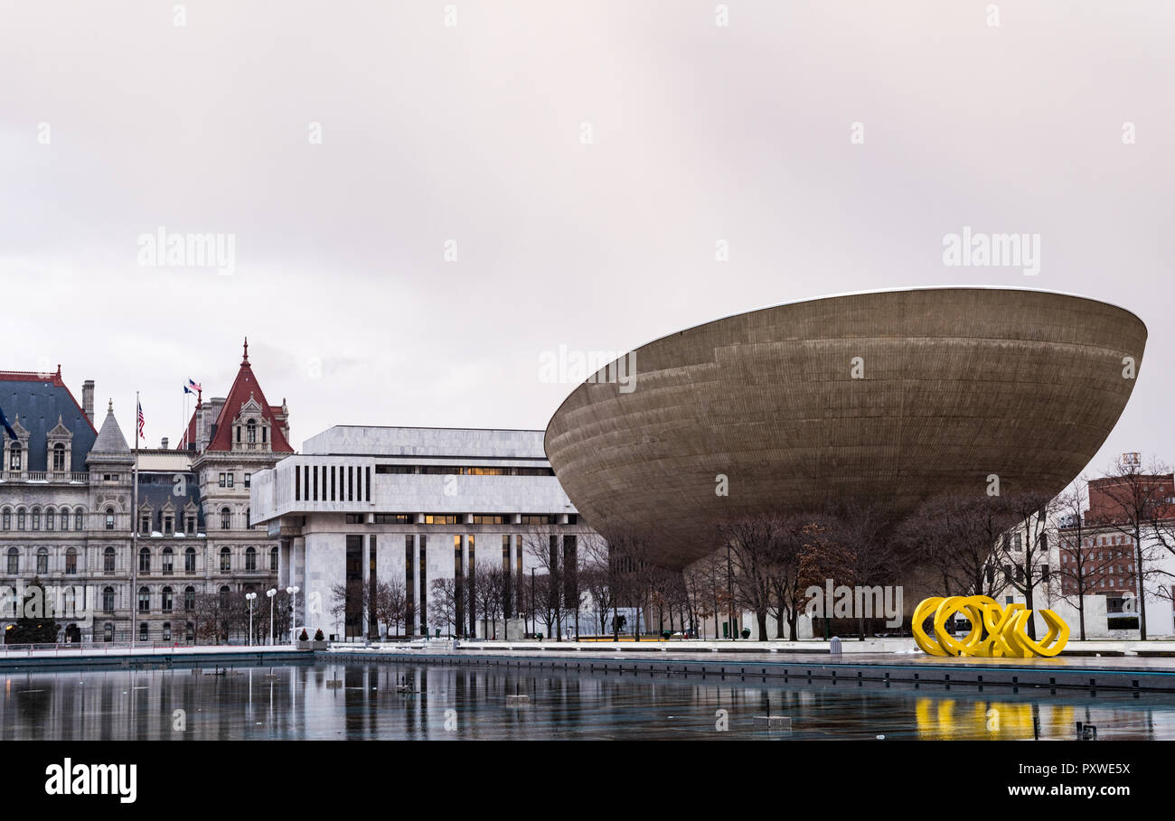 Traditionelle und moderne Architektur in Albany NY am Empire State Plaza. Stockfoto