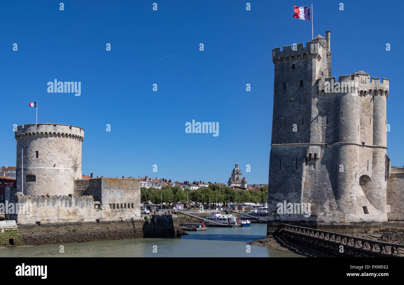 Twin Towers von Tour de la Chaine und La Tour de la Lanterne im Hafen von La Rochelle an der Küste der Region Poitou-Charentes in Frankreich. Stockfoto