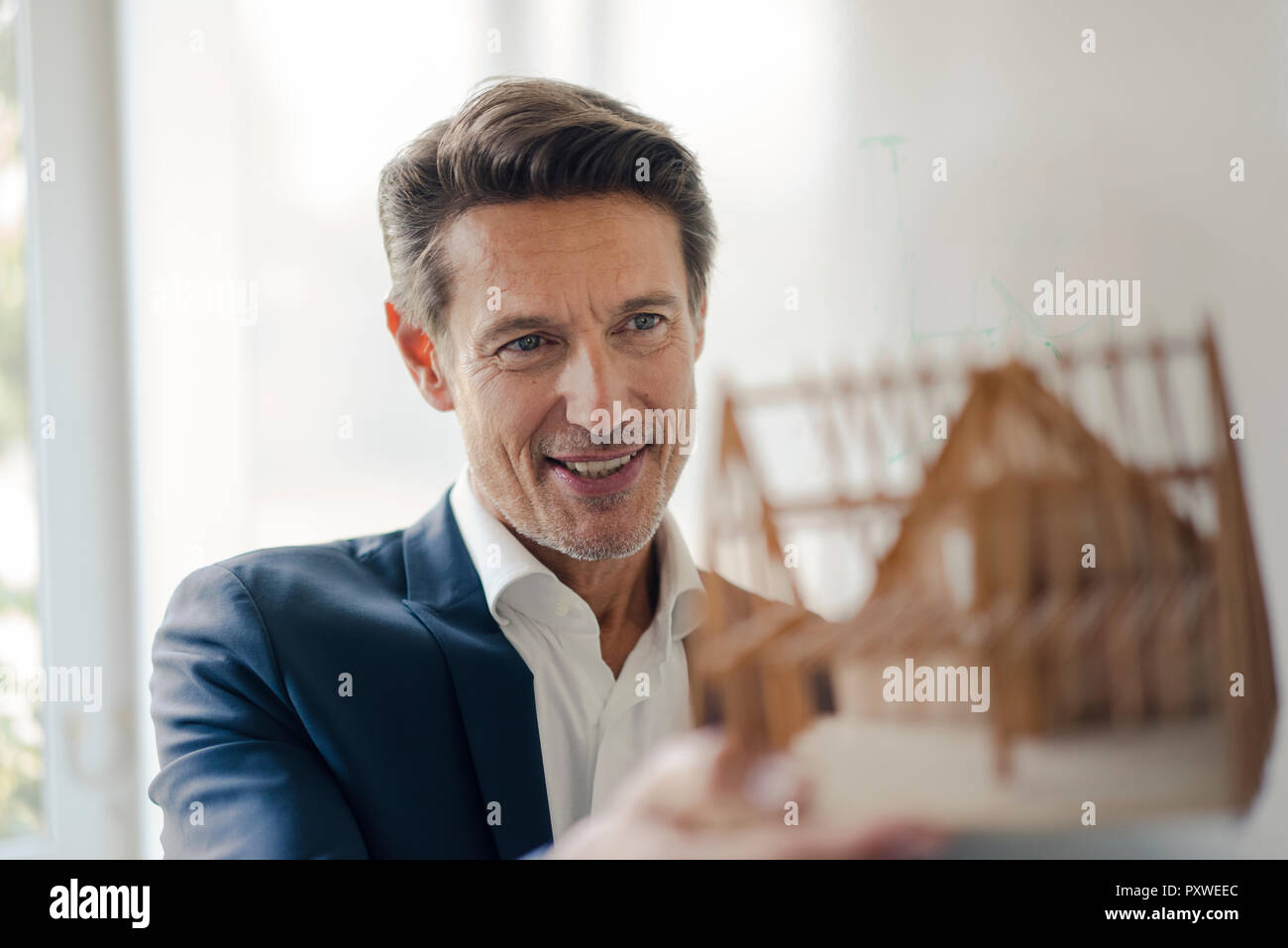 Reifen Geschäftsmann, wenn er sein Wissen mit jüngeren Kollegen Stockfoto