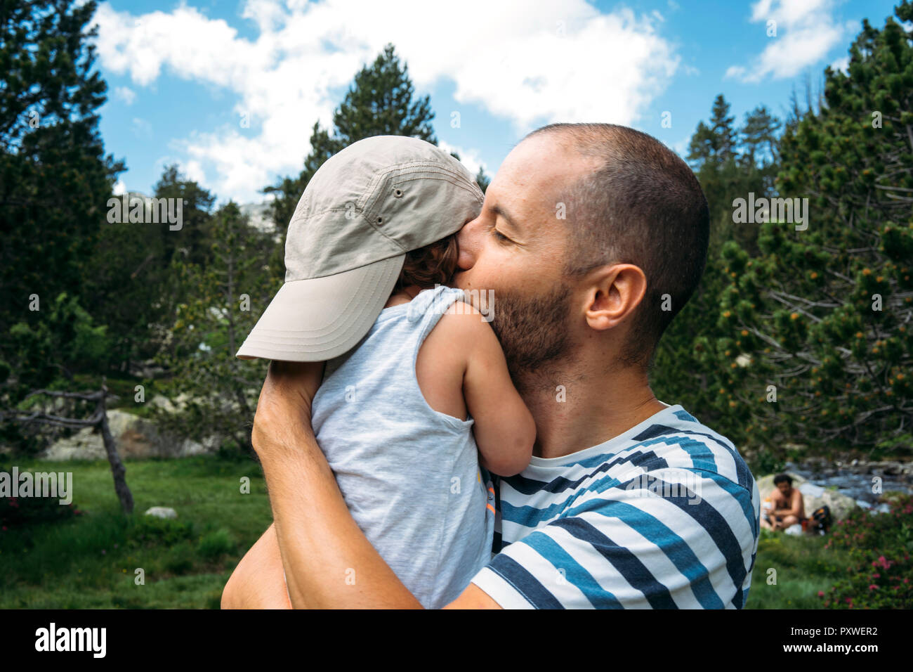 Spanien, Vater Umarmen und Küssen seine kleine Tochter in der Natur Stockfoto