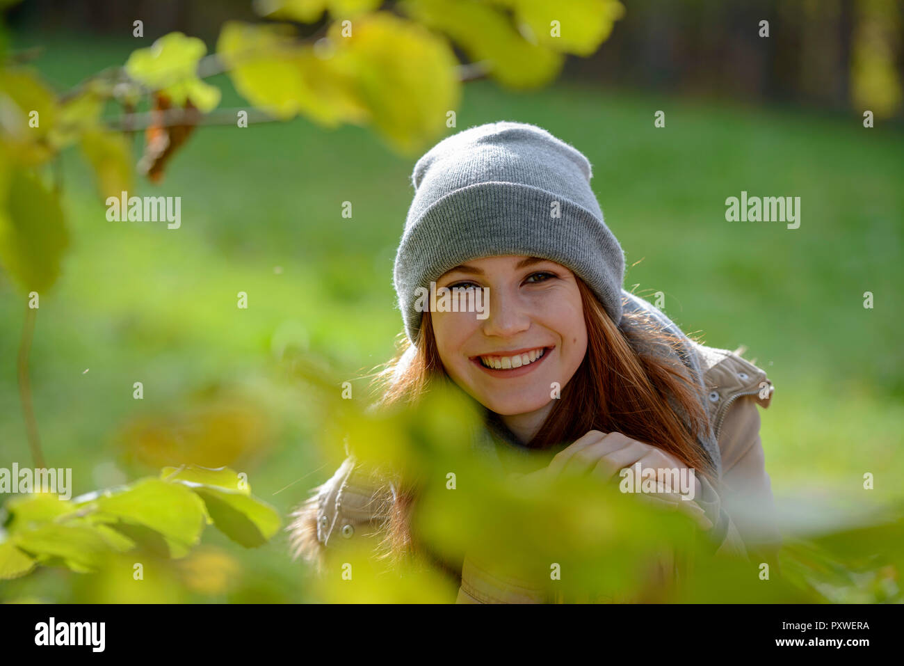Portrait von lächelnden Teenager im herbstlichen Wald Stockfoto