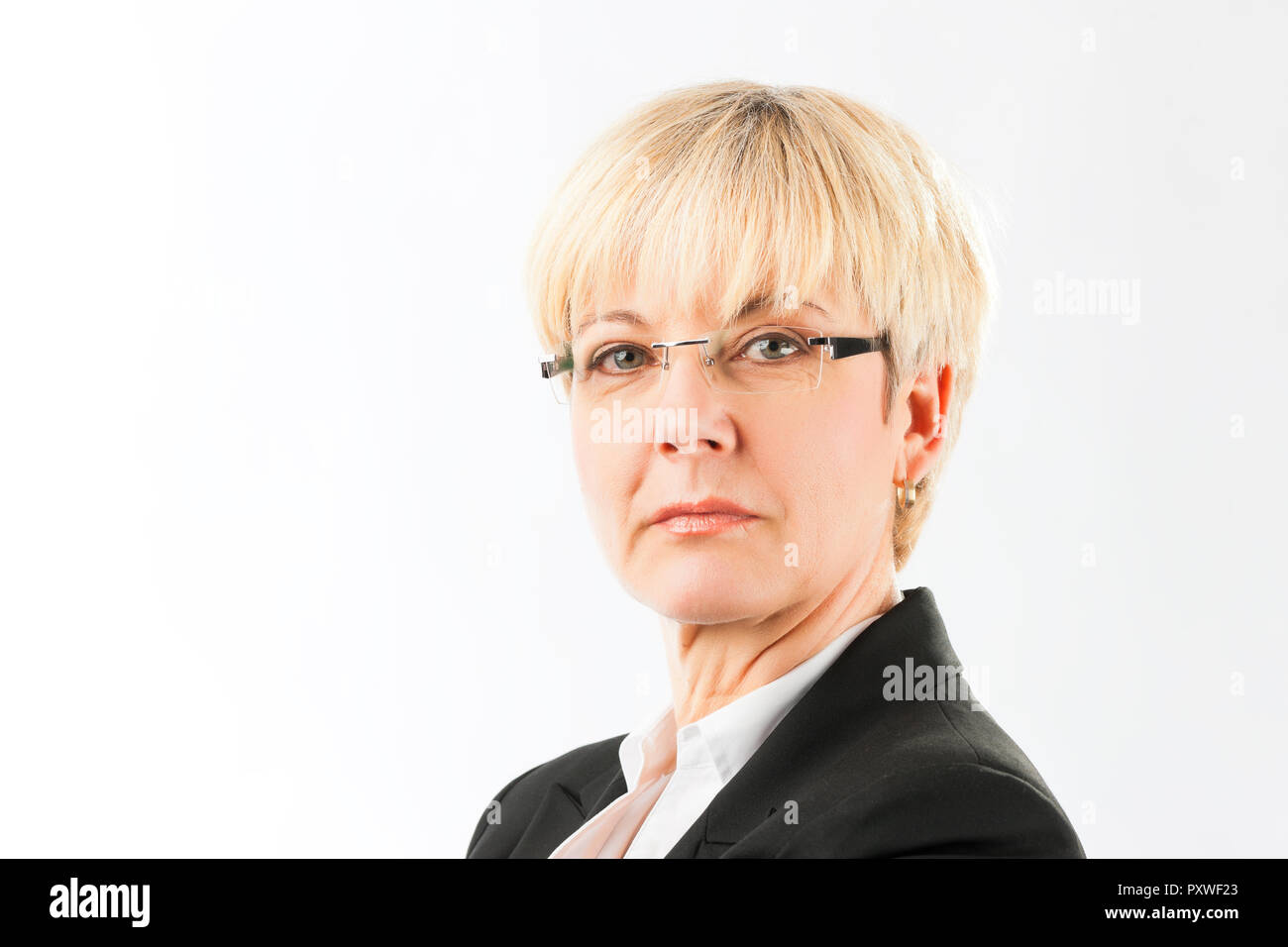 Ernst Senior Business Frau in Brillen Stockfoto