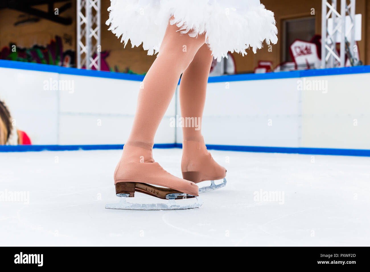 Niedrige Abschnitt einer Figur ice Skater Stockfoto