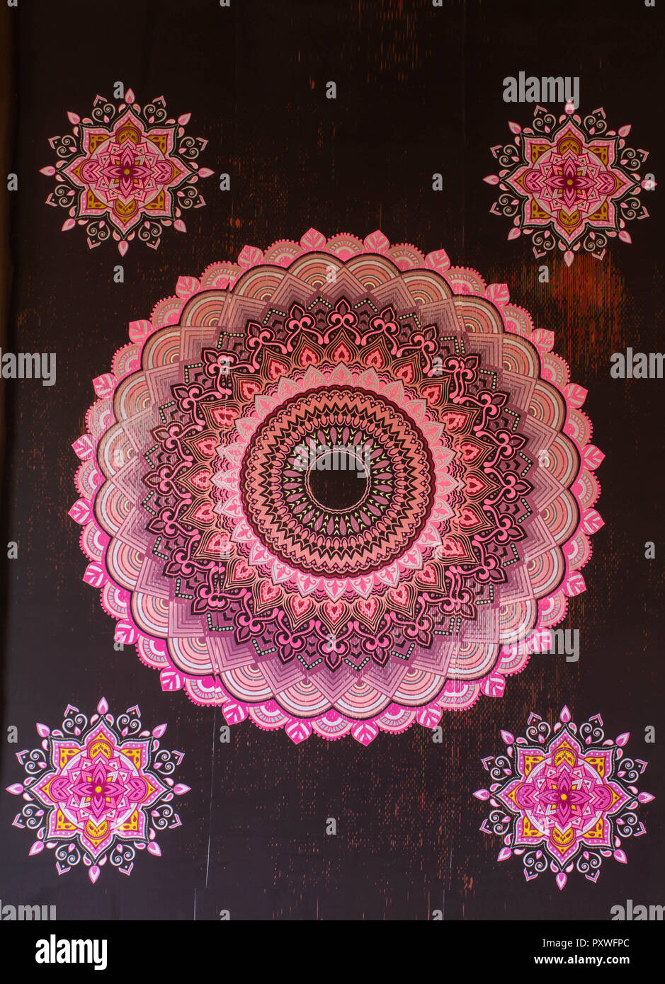 B-Block, Puja Samithi, C.R. Park, New Delhi, Indien DT-15 Oct 2018. Ein Blick auf die handwerkliche Arbeit auf einem Tuch in Puja Pandal Stockfoto