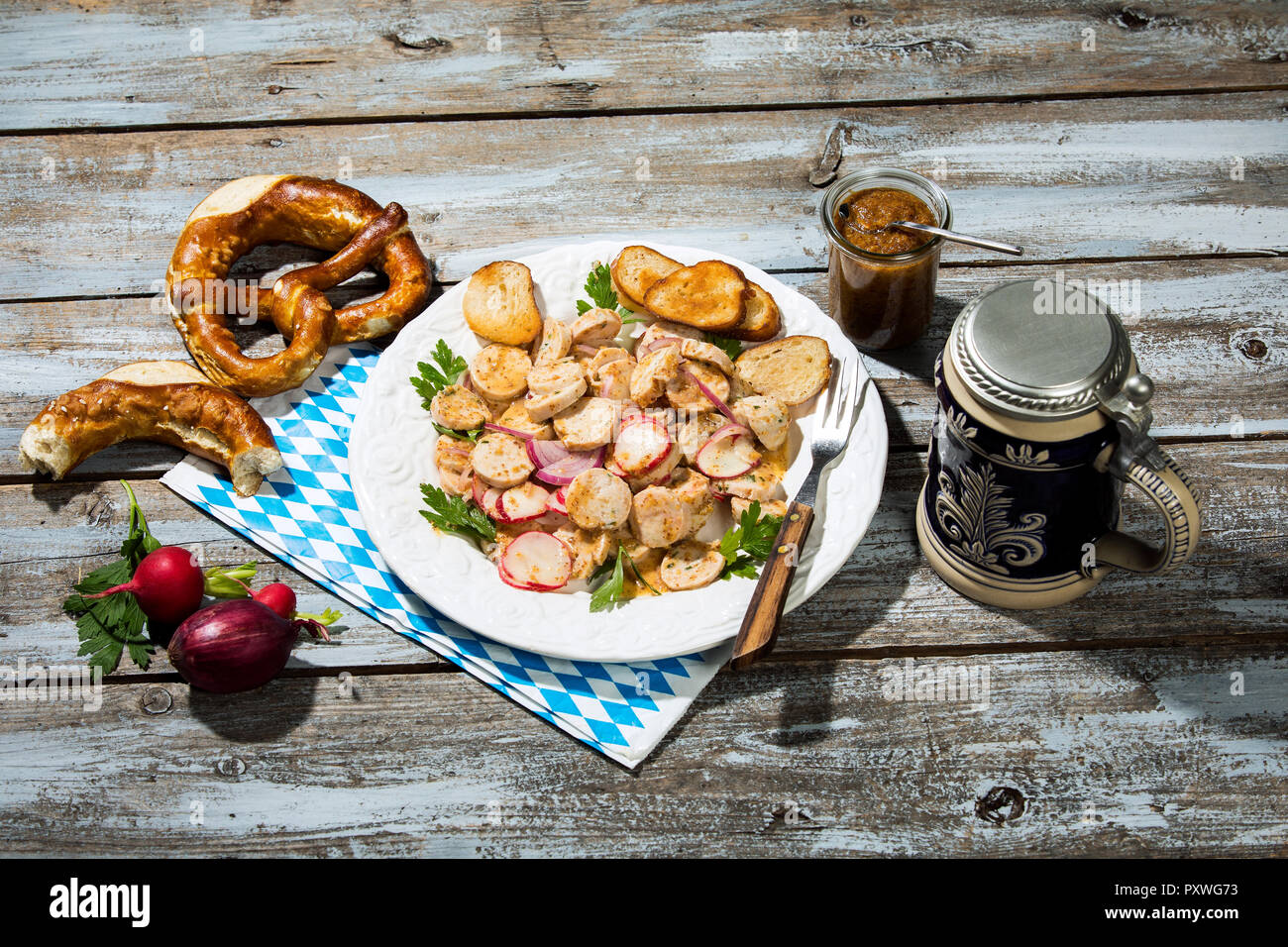 Weißwurst Salat mit gerösteten Brezel Brötchen, süßem Senf, Brezeln ...