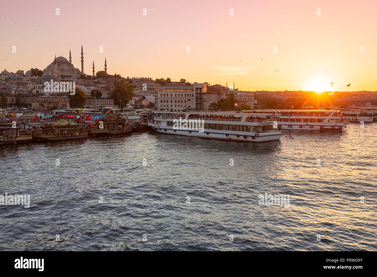 Einen schönen Blick auf das Goldene Horn und die Suleymaniye Moschee bei Sonnenuntergang in Istanbul, Türkei Stockfoto