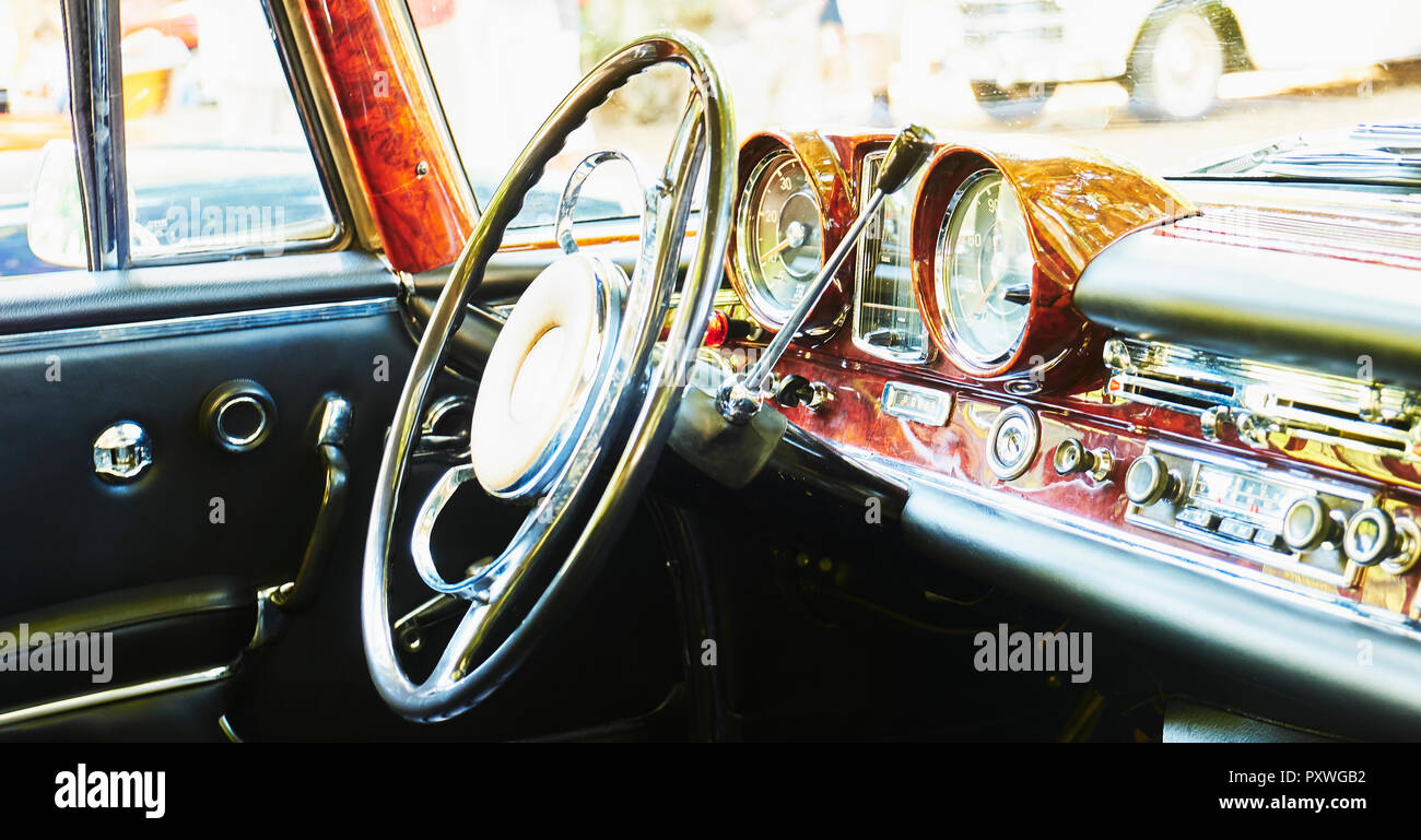 Armaturenbrett Und Lenkrad Mercedes Benz 280 Se Coupe Stockfotografie Alamy