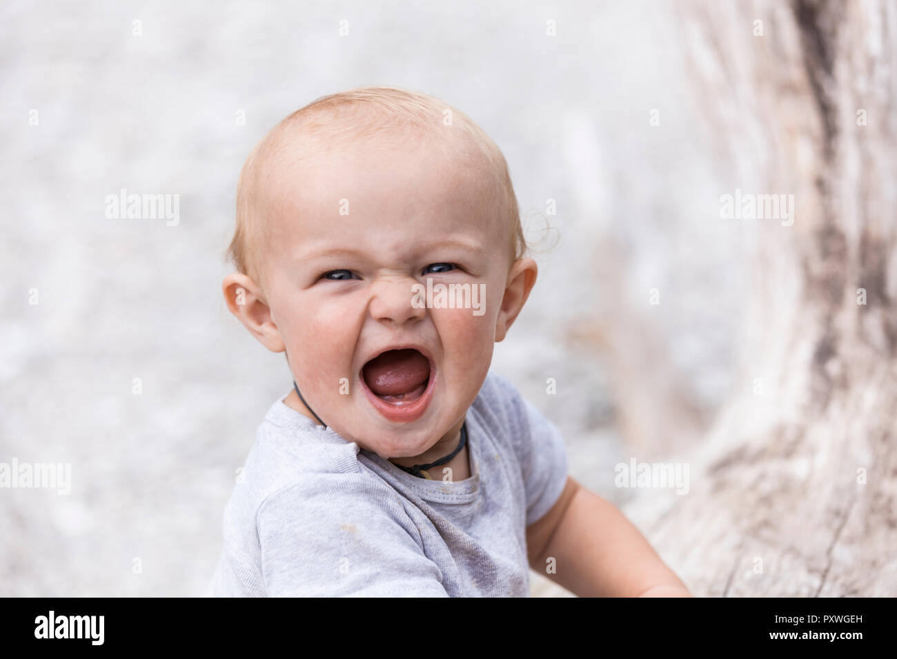 Portrait von schreienden Baby Boy im Freien Stockfoto