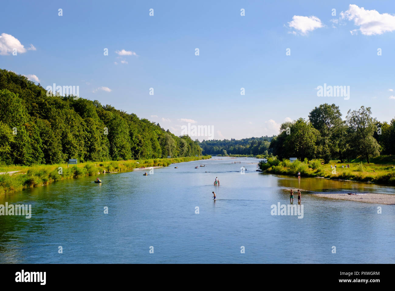 Deutschland, München, Menschen baden in der Isar in der Nähe von Marienklause Stockfoto