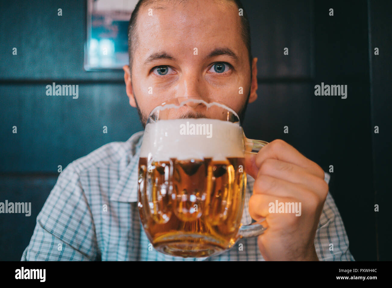 Tschechien, Porträt der Mann trinkt Bier in einem Pub Stockfoto