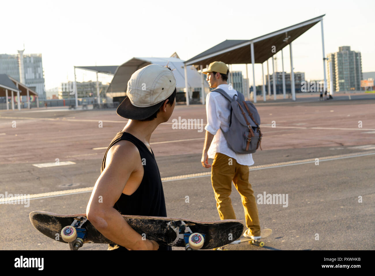 Zwei junge Männer mit skateboards auf einem Parkdeck Stockfoto