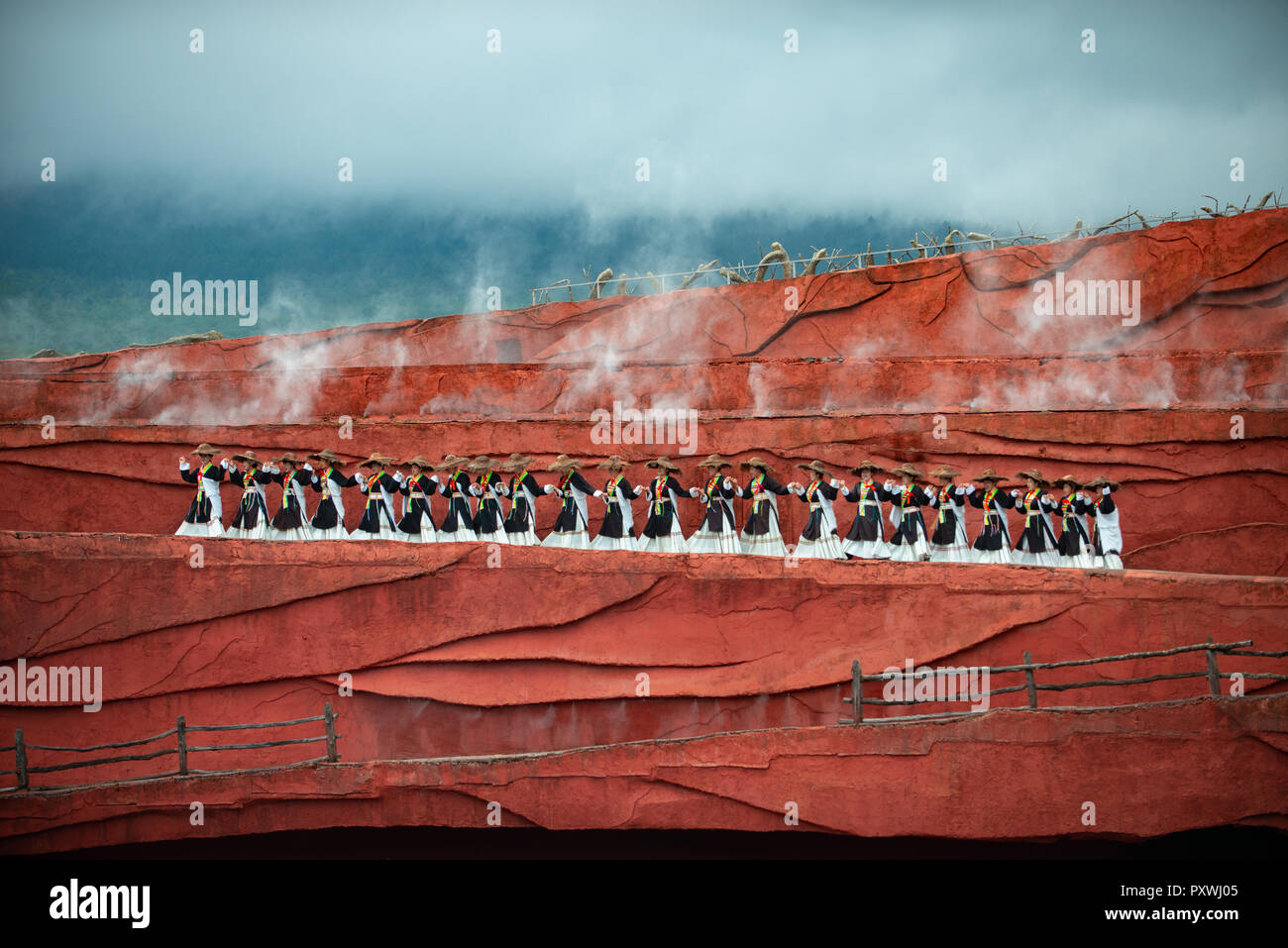 Lijiang Eindruck Bühnenshow auf täglicher Basis mit natürlichen Jade Schnee Berg im Hintergrund gehalten. Die Show wurde von Zhang Yimou. Stockfoto