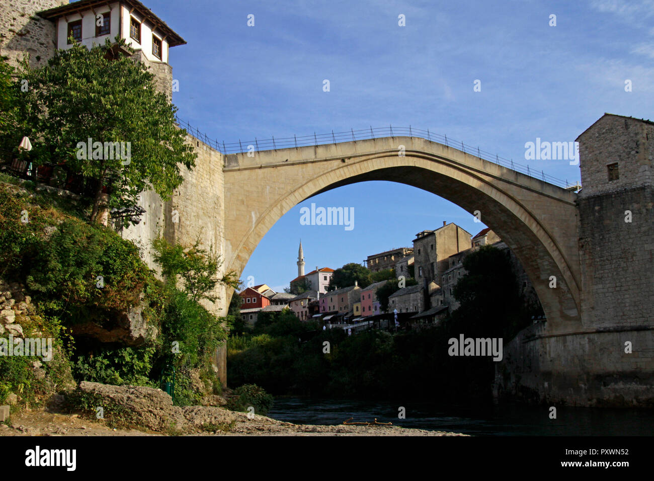 Die wiederaufgebaute Brücke über den Fluss Neretva - Stari Most in Mostar, Bosnien und Herzegowina Stockfoto