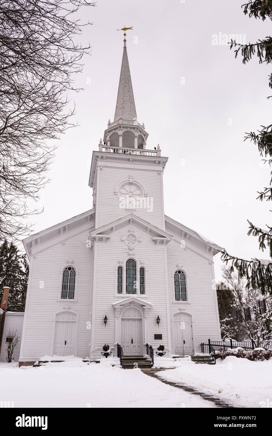 First Presbyterian Church, ein historisches weißes Kirchturm-Gebäude mit goldenem Fischkiefer, umgeben von Schnee und immergrünen Bäumen in Cazenovia, NY Stockfoto