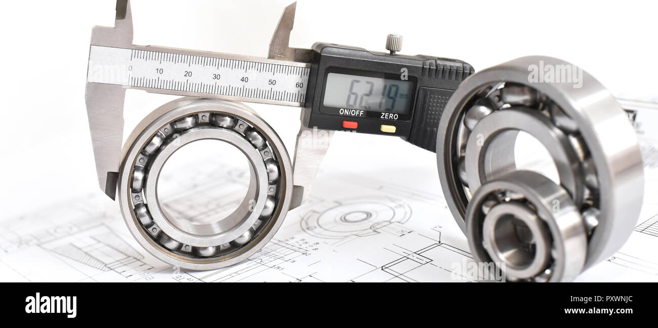 Die Qualitätskontrolle in der modernen Maschinenbau - Bremssattel Messgeräte, technische Zeichnung und Kugellager auf weißem Hintergrund Stockfoto