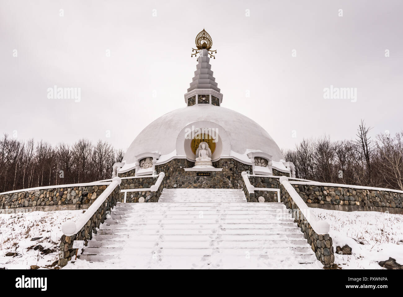 Der Schnee stuppa Schritte im Grafton Frieden Pagode in Upstate New York. Stockfoto