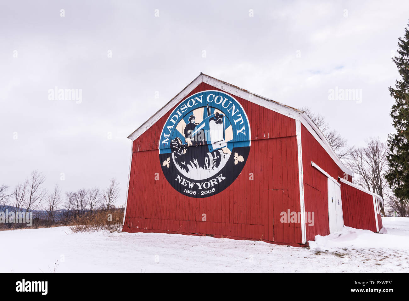 Landwirtschaftliche zeichen Darstellung Bauern auf den Traktor auf Red Barn in Cazenovia, NY. lackiert Stockfoto