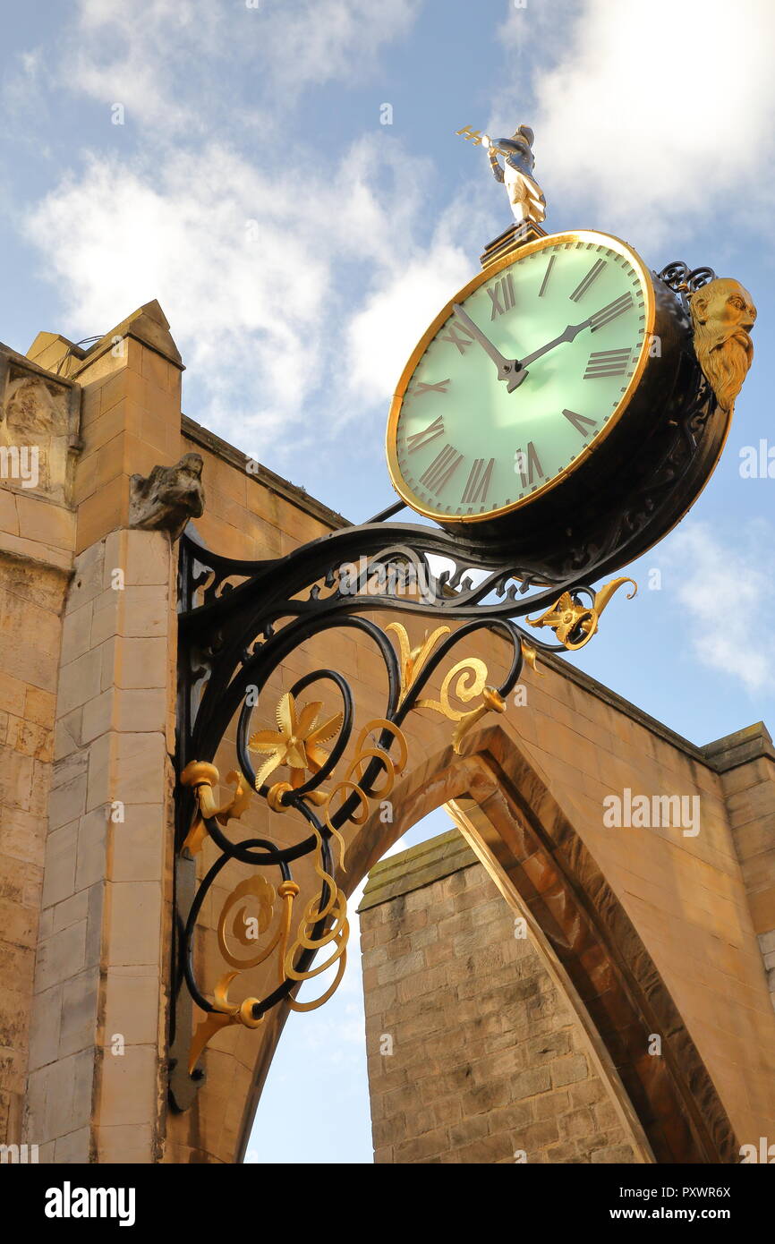 Close-up auf der Uhr in St Martin-le-Grand Kirche auf Coney Straße in York, Yorkshire, Großbritannien Stockfoto