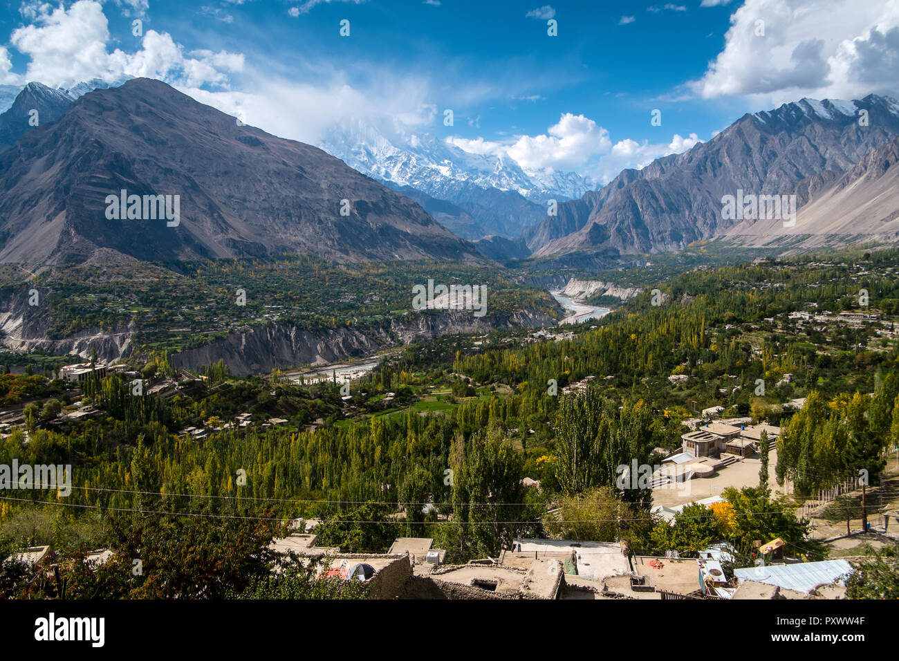 Landschaft von Hunza Tal und Nagar im Oktober, durch den Fluss getrennt und durch Karakorum-gebirge umgeben. Gilgit-Baltistan, Pakistan. Stockfoto