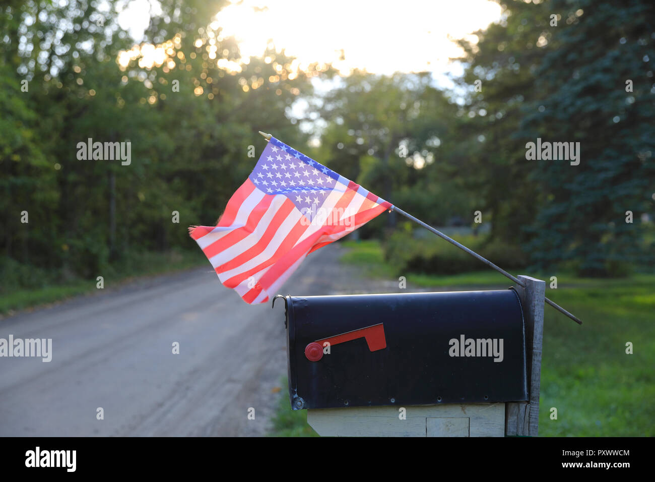 Stars and Stripes Flag auf eine Mailbox, auf einer Hinterstraße in Michigan, USA Stockfoto