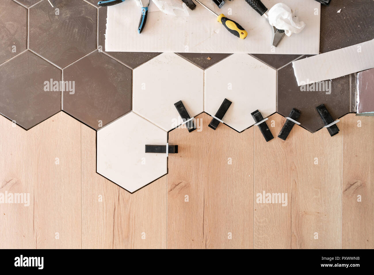 Die Kombination aus Holz Paneele Laminat und Fliesen in Form von ... Die Kombination aus Holz Paneele Laminat und Fliesen in Form von ...