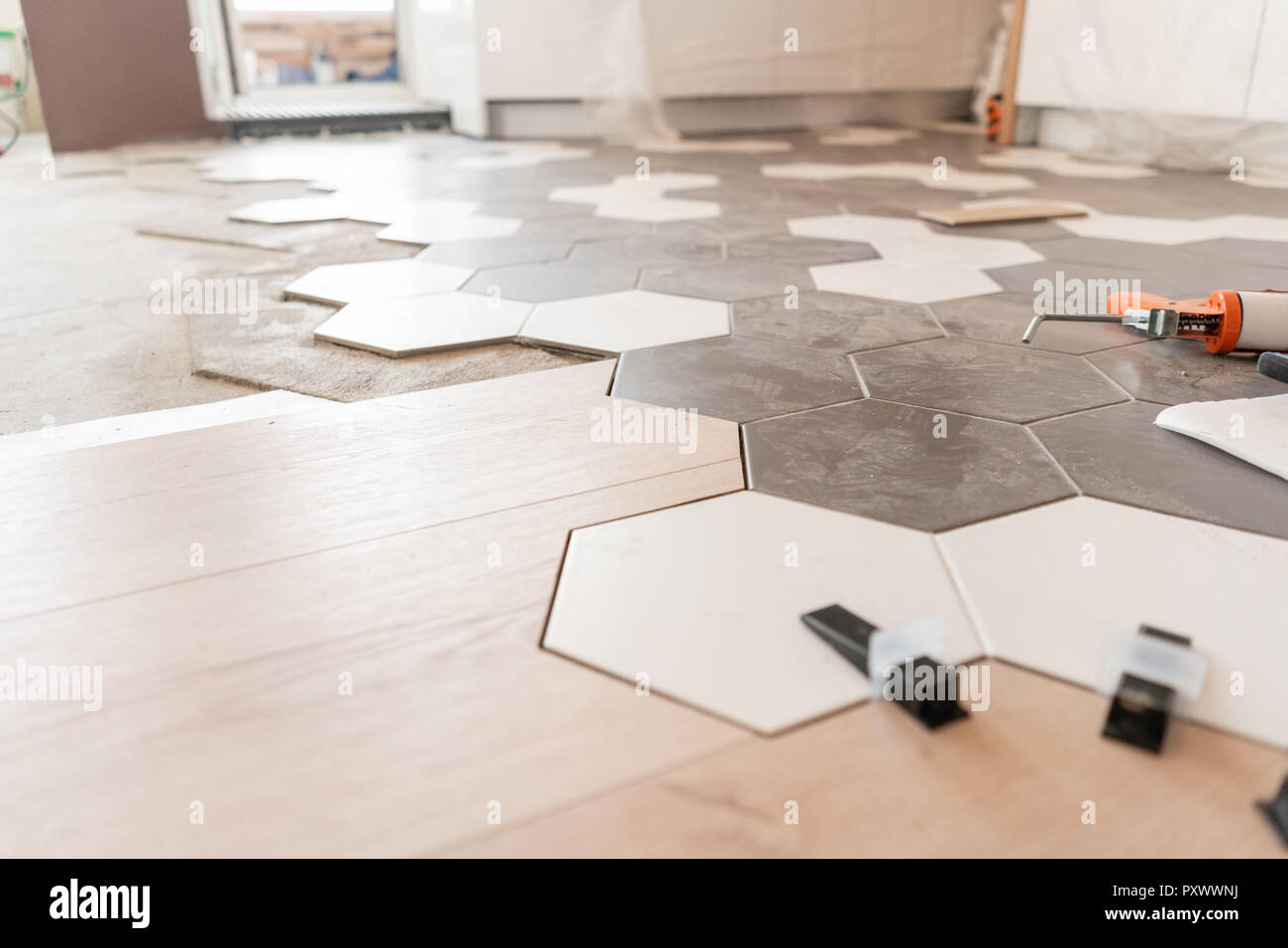 Die Kombination aus Holz Paneele Laminat und Fliesen in Form von Waben