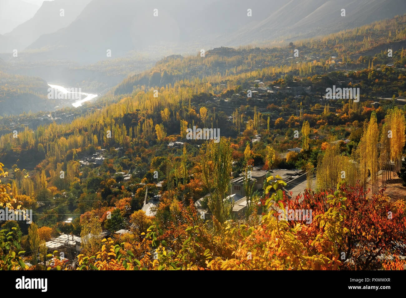 Herbst Szene von Hunza Tal am Morgen. Gilgit-Baltistan, Pakistan. Stockfoto
