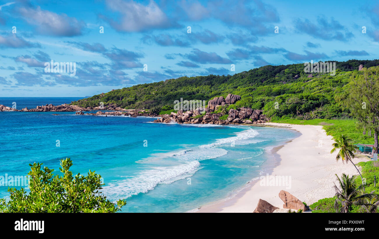 Ferienhäuser Strand, Meerblick. Sandstrand und das türkisfarbene Meer Stockfoto Ferienhäuser Strand, Meerblick. Sandstrand und das türkisfarbene Meer Stockfoto