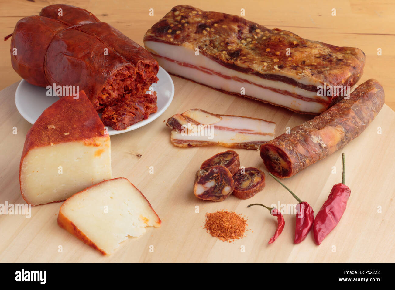 Vielzahl von Produkten mit Chili in Kalabrien, Süditalien, auf Holz Hintergrund. Stockfoto