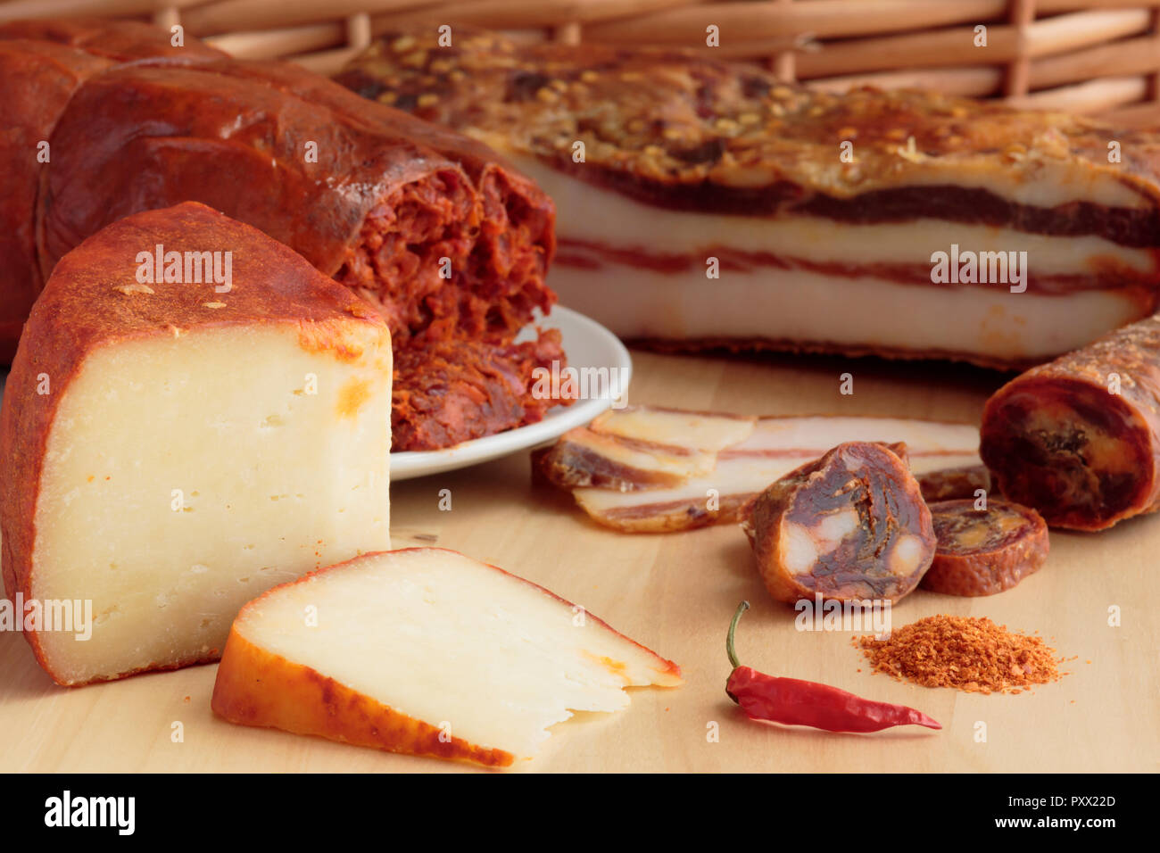 Vielzahl von Produkten mit Chili in Kalabrien, Süditalien, auf Holz und gewebten Stroh Hintergrund. Stockfoto