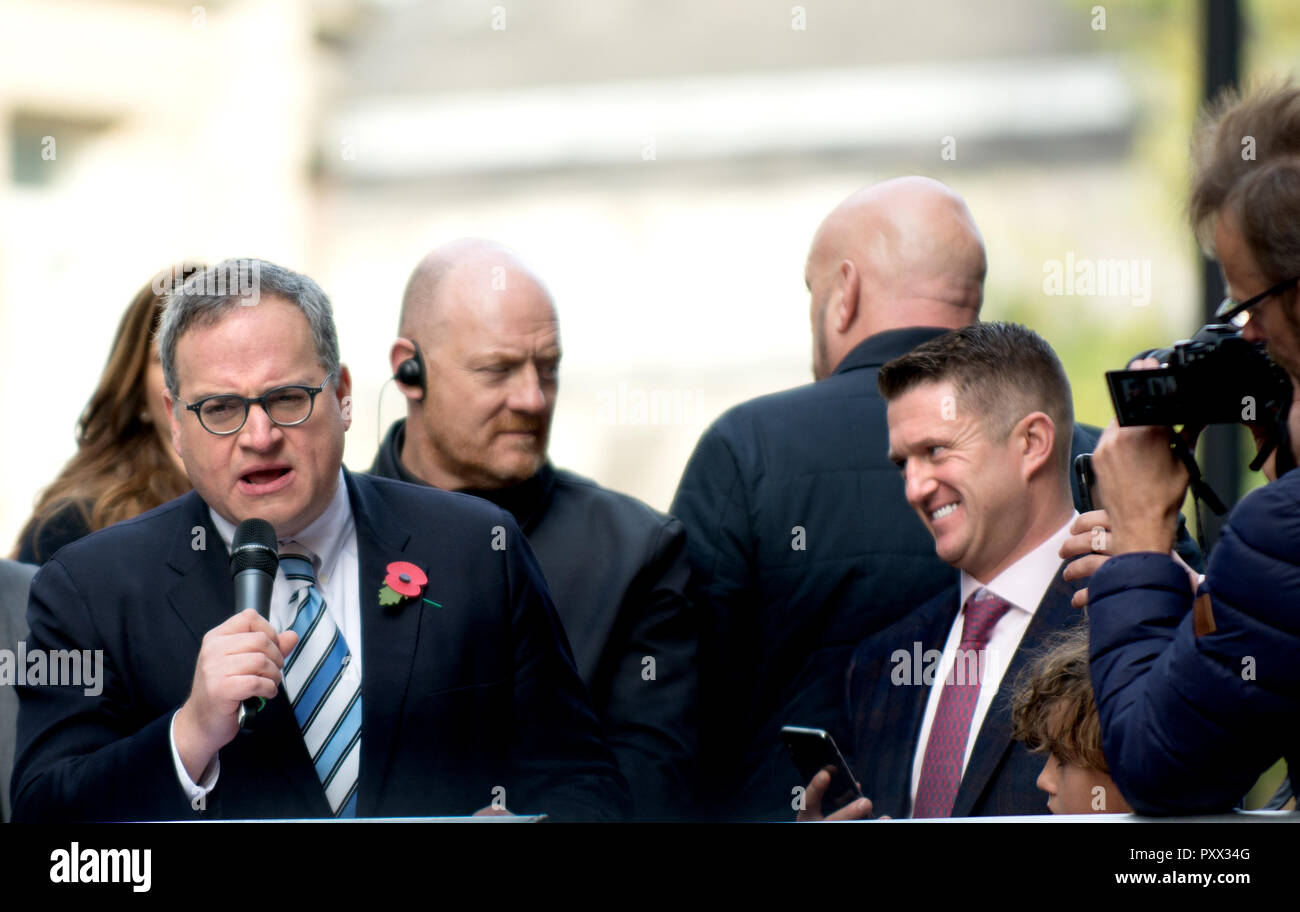 Ezra Levant (Kanadischer Aktivist und Sender) erscheint withTommy Robinson (ganz rechts Aktivist- name Stephen Yaxley-Lennon) außerhalb der alten Kaution Stockfoto