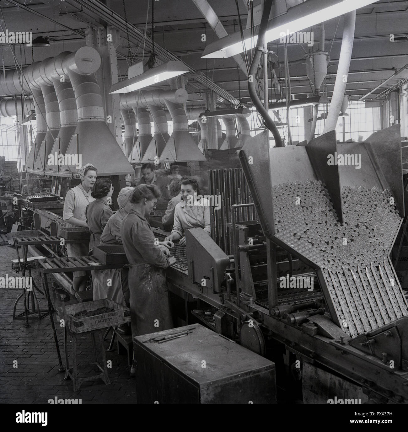 1950, historische, weibliche Arbeitnehmer in der Produktion an der stets bereit ist, Batterie Werk in Forest Road, Walthamstow, London, England, UK. Stockfoto