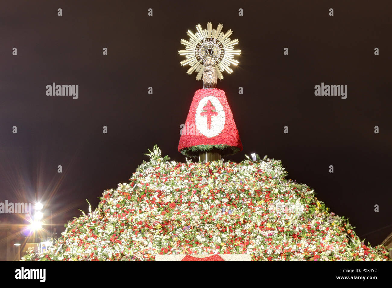 Die traditionelle Blumen, Hill und Reliquien in der Pilar (Plaza del Pilar) während Pilar Festival 2018 Stockfoto