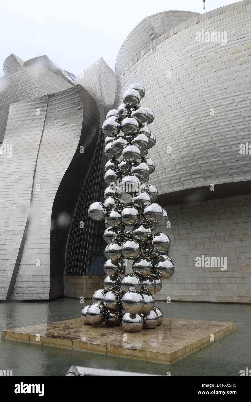 Die hohen Baum und das Auge Skulptur von Anish Kapoor Neben dem Guggenheim Museum in Bilbao, Baskenland, Spanien, während eines regnerischen und bewölkten Tag Stockfoto