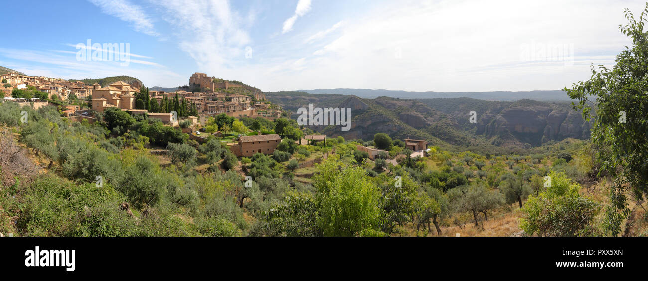 Ein Sommer Landschaft von Alquezar, einem kleinen mittelalterlichen ländlichen Stadt mit einer Burg, einem College- und ein Canyon in der Vero Fluss, in Aragon, Spanien Stockfoto