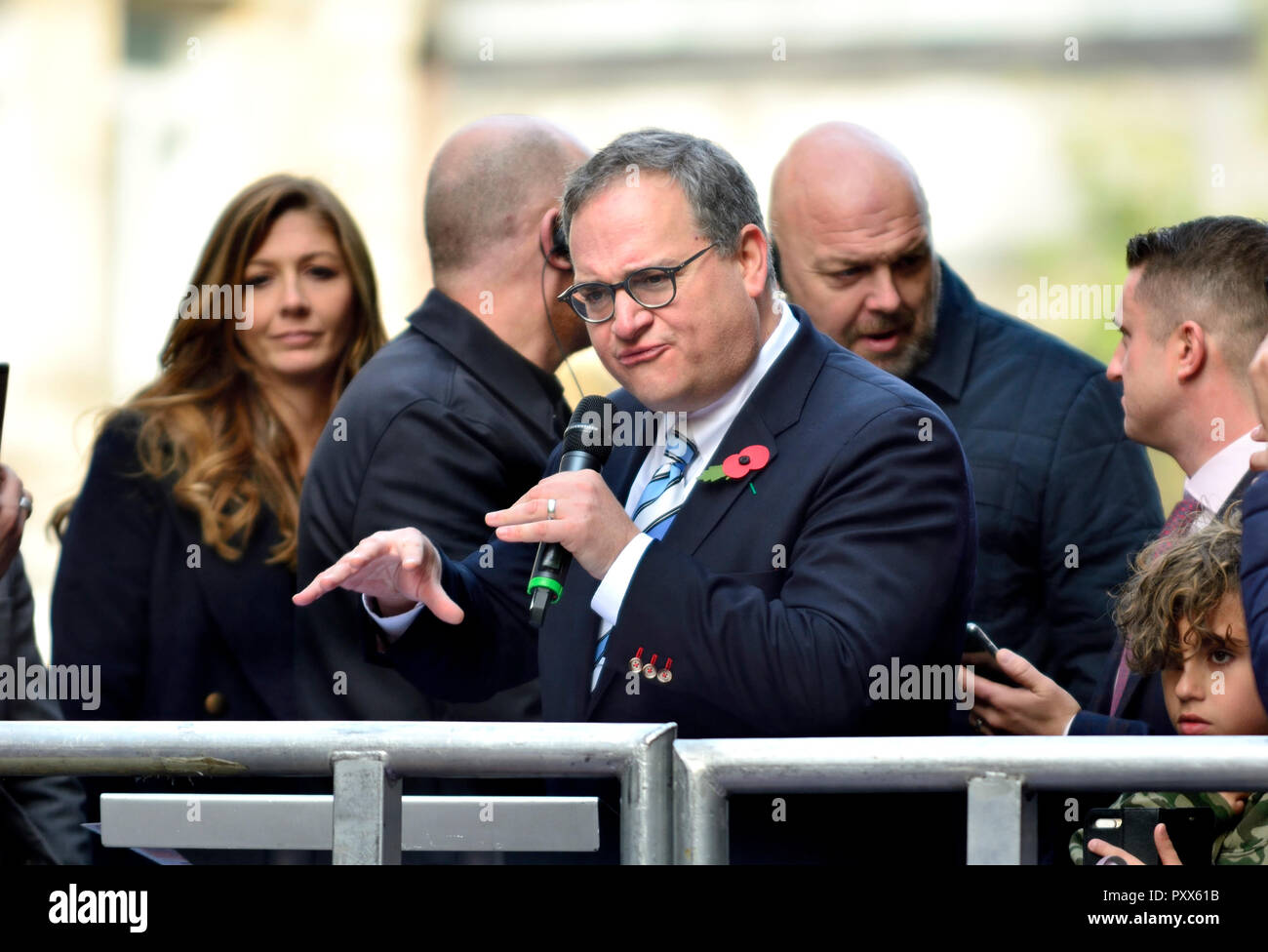 Ezra Levant (Kanadischer Aktivist und Sender) erscheint withTommy Robinson (ganz rechts Aktivist- name Stephen Yaxley-Lennon) außerhalb der alten Kaution Stockfoto