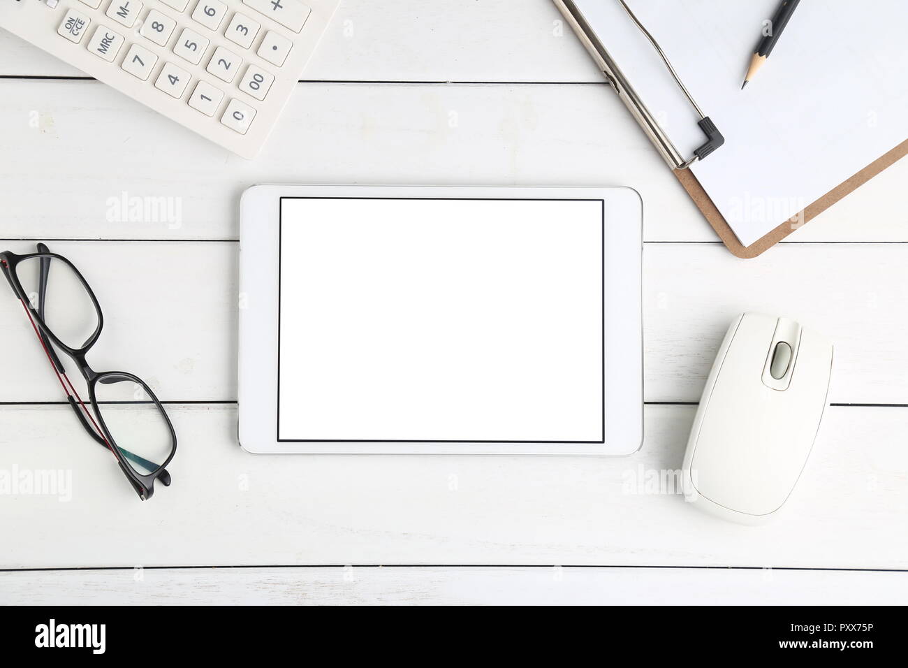 Brille, Rechner und Tablet auf weißem ordentlich Schreibtisch Stockfoto