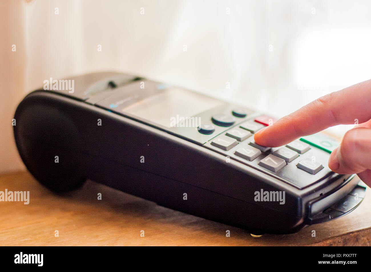 Bezahlung mit Kreditkarte - Geschäftsmann Holding pos-terminal. Zahlungskarte in einer Bank. Das Konzept der elektronischen Zahlung. hand Pin-code auf p Stockfoto