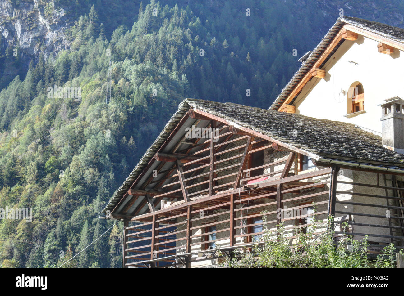 Eine typische Deutschsprachigen Walser Lodge, aus Stein mit Brett geschützt Holzbalkons, im Sommer, im Val d'Otro Tal, Alpen, Italien Stockfoto