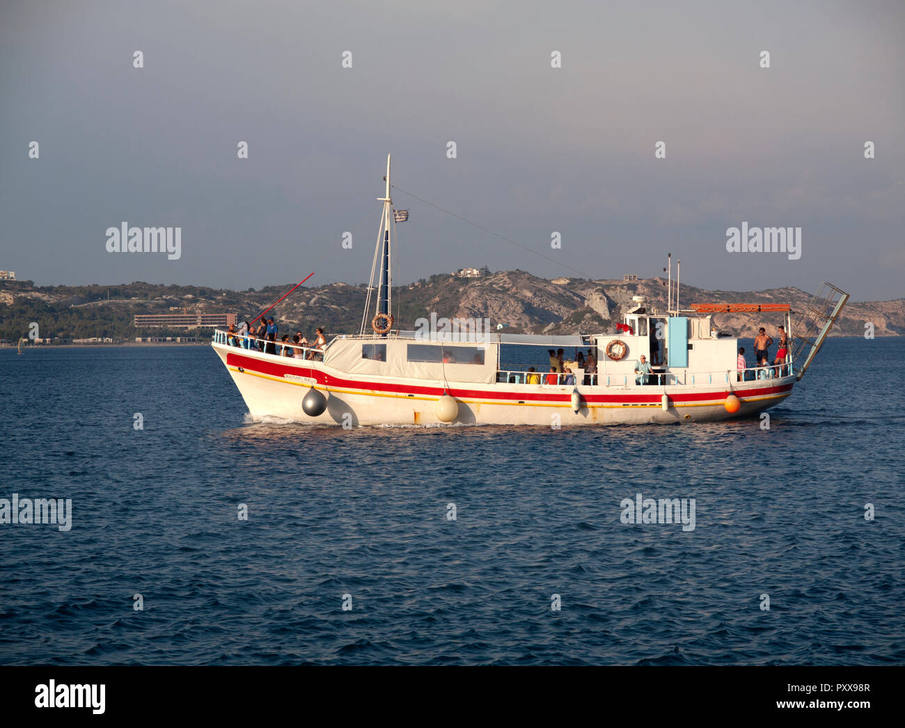 Ein Boot gleitet durch die blauen Wasser der Ägäis in der Nähe von Kos Stockfoto