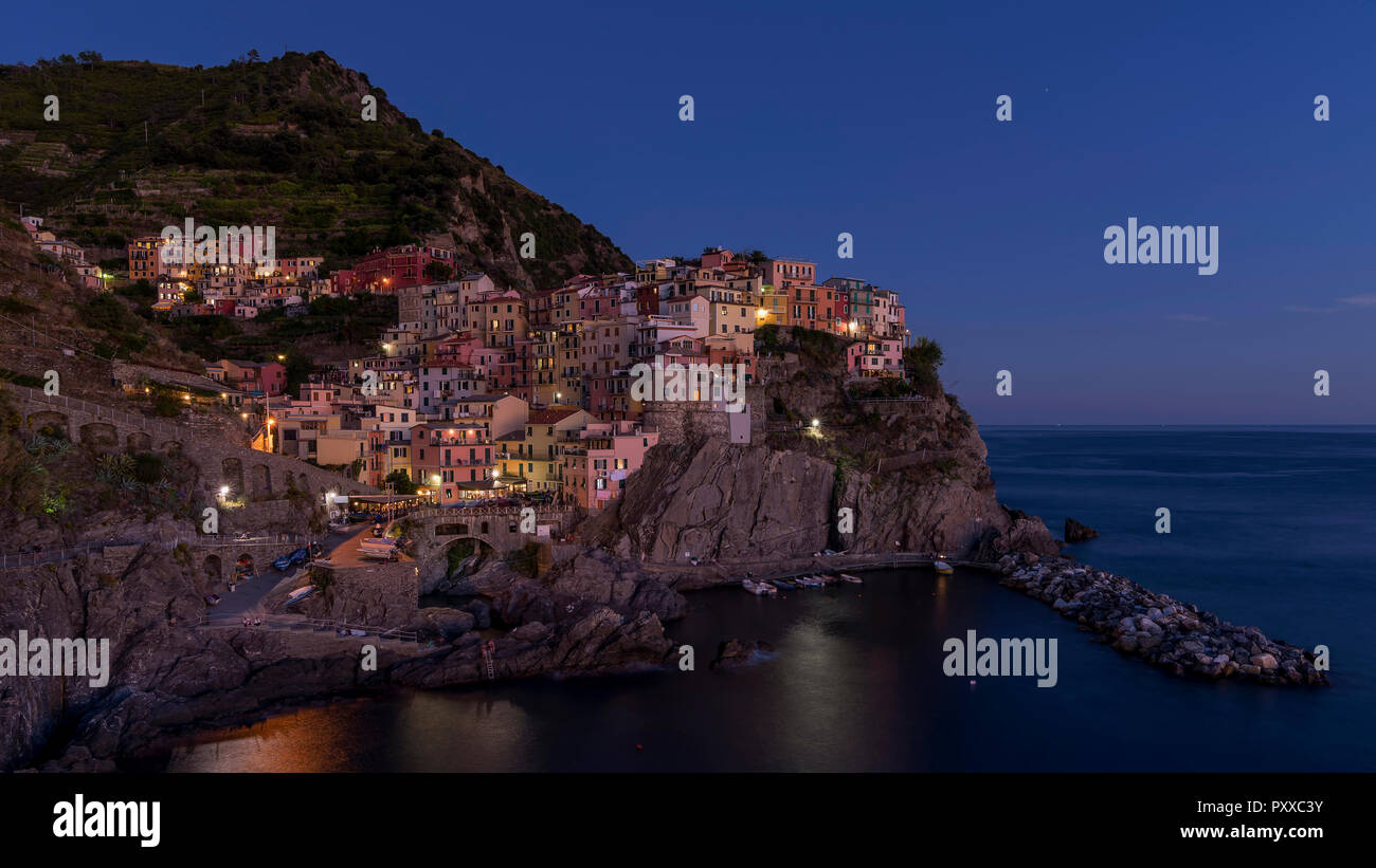 Wunderschöne Aussicht auf das Dorf am Meer Manarola in der blauen Stunde Licht, Cinque Terre, Ligurien, Italien Stockfoto
