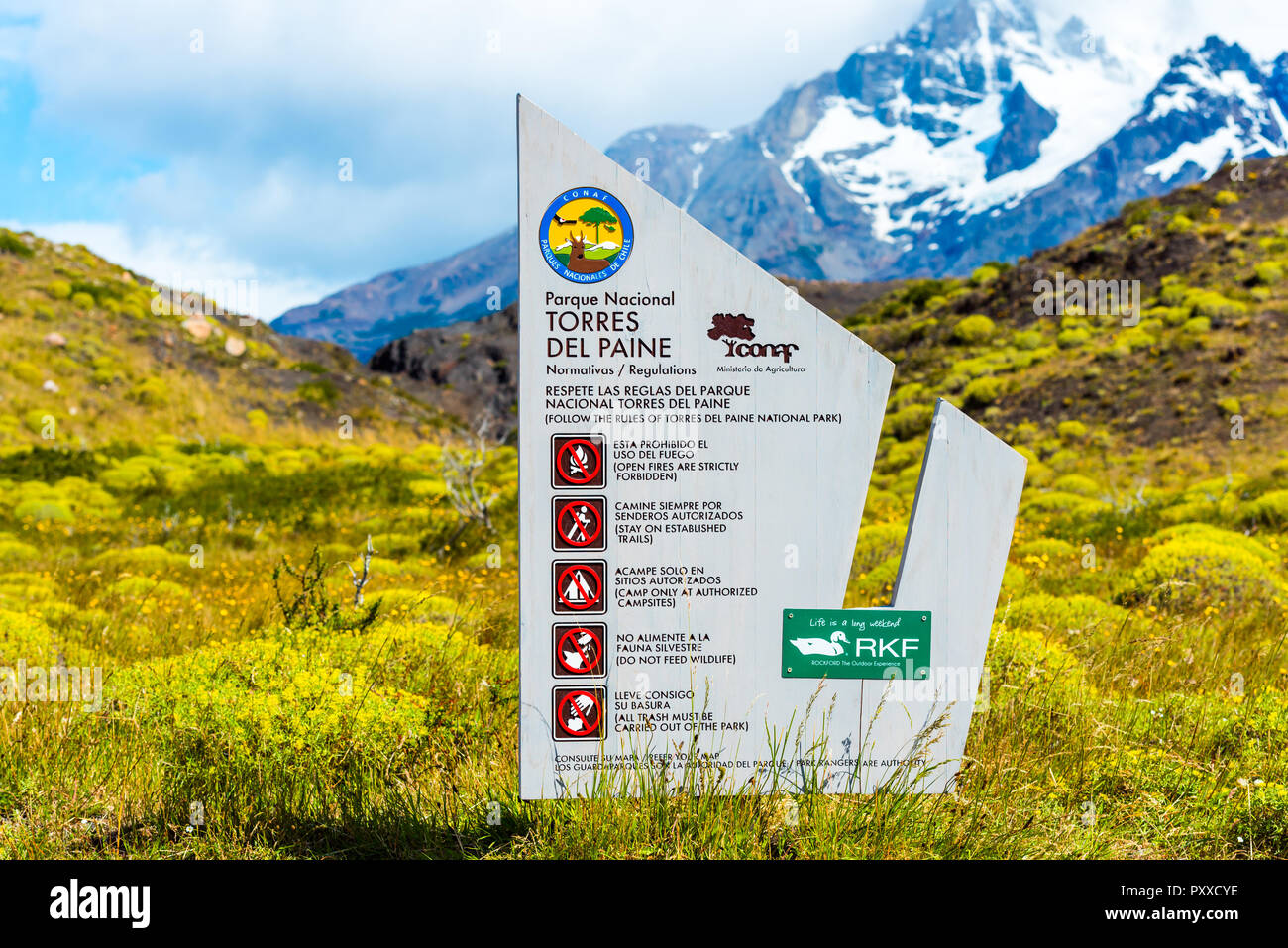 Patagonien, Chile - Januar 4, 2018: Die Platte mit den Regeln für das Verhalten in den Bergen. Mit selektiven Fokus Stockfoto