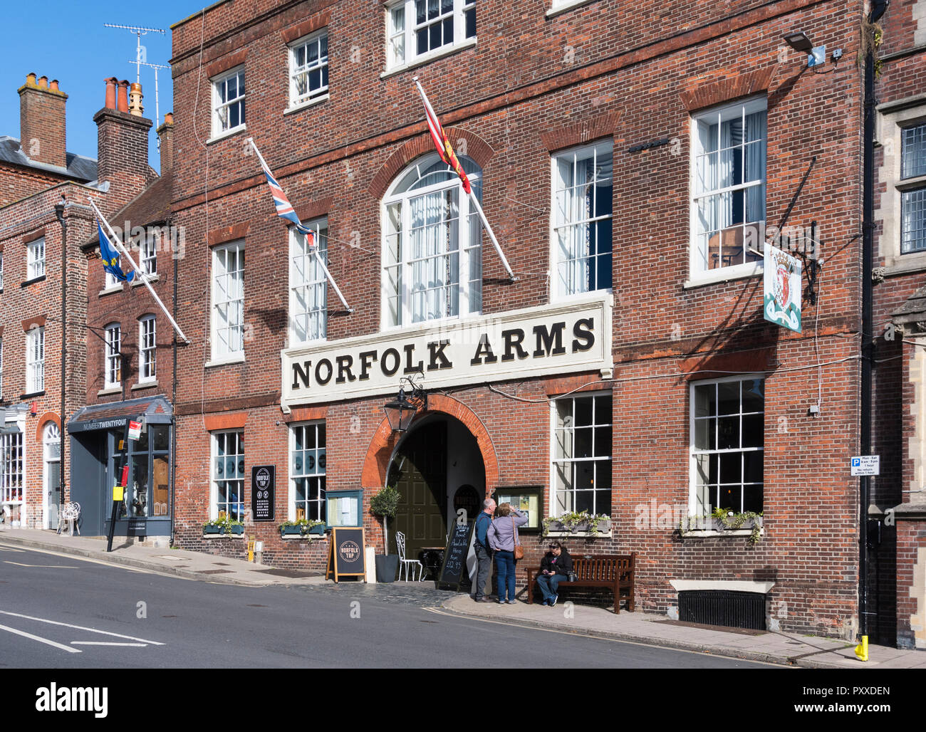 Norfolk Arms Hotel Haupteingang in der High Street in Arundel, West Sussex, England, UK. Stockfoto