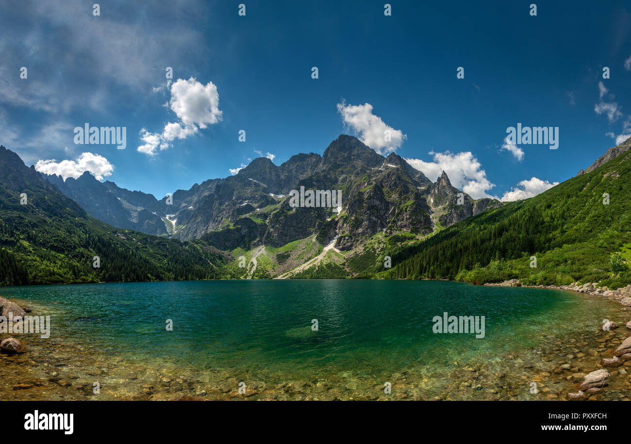 Blick auf den türkisblauen Farbe See zwischen hohen und felsigen Berge. Wunderschöne alpine Landschaft. Stockfoto