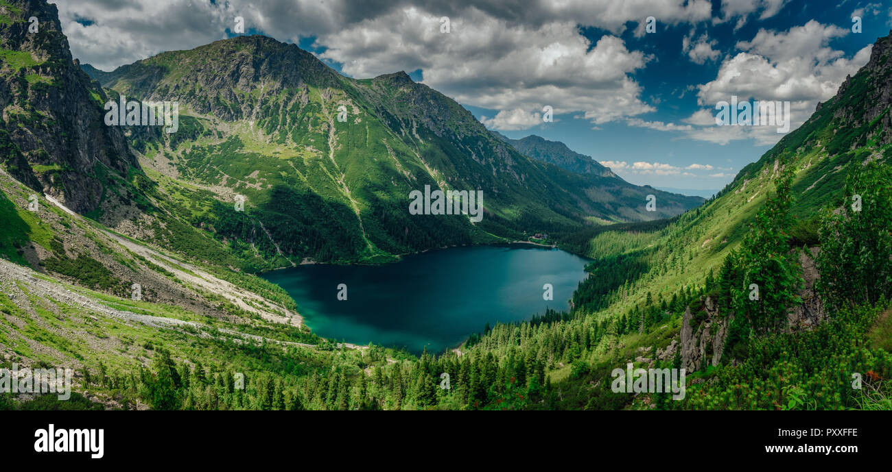 Blick auf den türkisblauen Farbe See zwischen hohen und felsigen Berge. Wunderschöne alpine Landschaft. Stockfoto