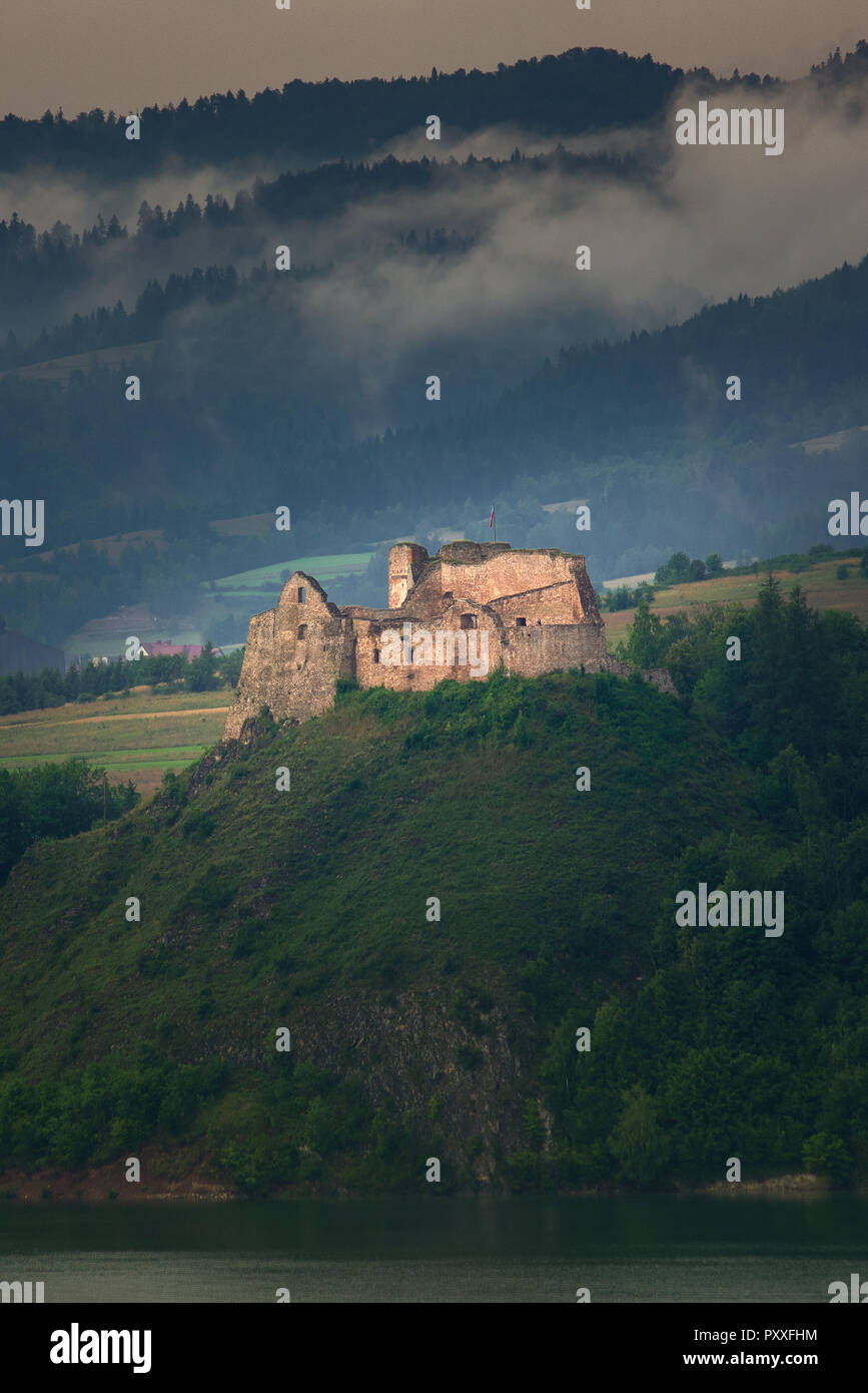 Mittelalterliche Burg in Niedzica auf den Süden Polens mit den Czorsztyn See um. Stockfoto